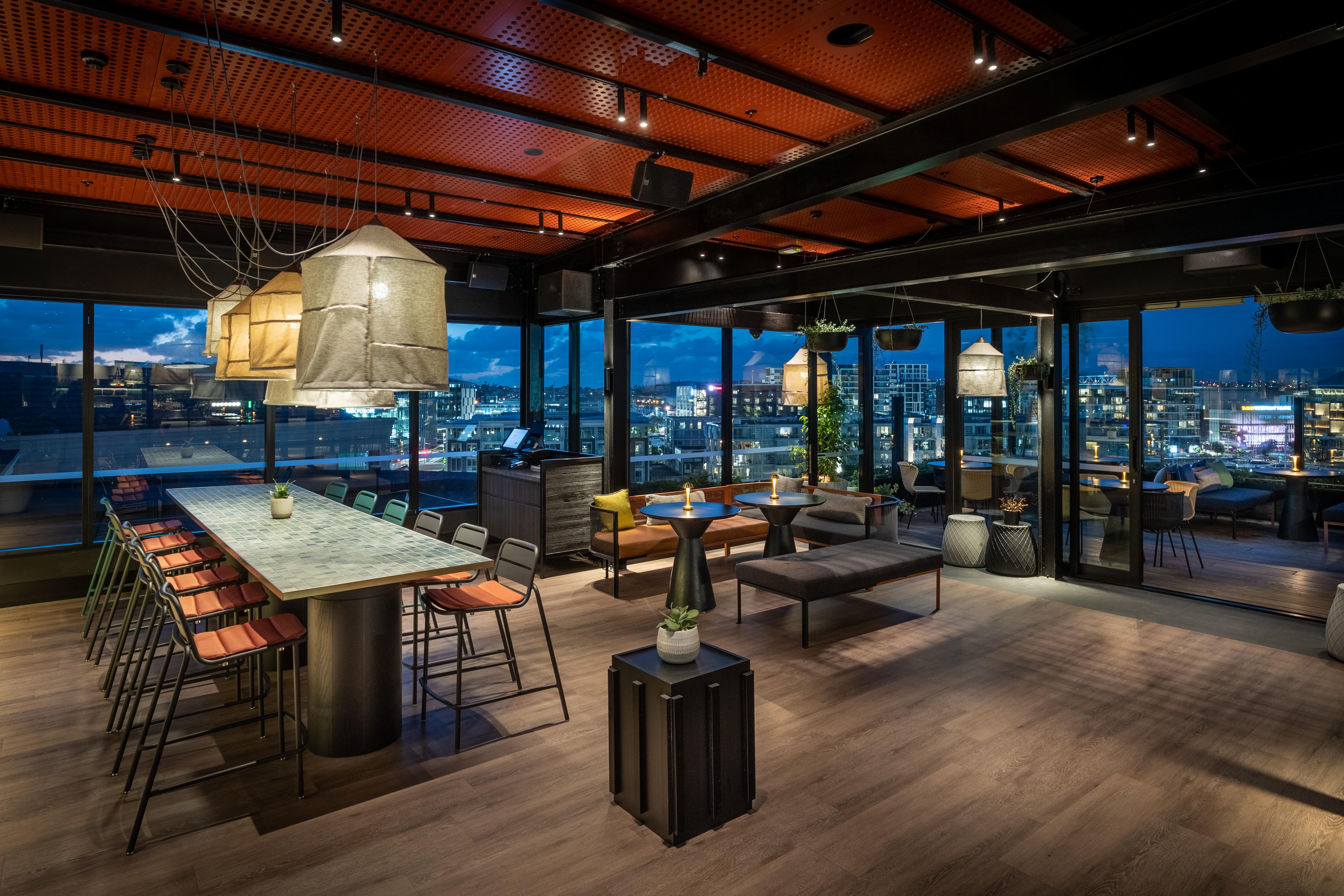 Hotel QT Auckland Exterior foto The rooftop bar at the Standard East Village